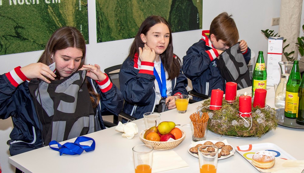 Innsbrucker Nachwuchstalente vom ESK Tivoli konnten bei der Boccia-Junioren-Europameisterschaft im deutschen Gersthofen vier Medaillen erobern. Grund genug die doppelten Bronzemedaillen-GewinnerInnen ins Rathaus einzuladen. Die für Sport verantwortliche Stadträtin Elisabeth Mayr (r.) gratulierte der Trainerin Beate Reinalter und den SportlerInnen Evi Werth, Sonja Gleißner und Simon Gadner (v.l.) zum Medaillenregen. In gemütlicher Atmosphäre, bei Fruchtsaft, Keksen und Faschingskrapfen, erzählten die Jugendlichen von ihrer erfolgreichen Europameisterschaft, von den vielen Freunden, die sie kennen gelernt haben und von ihrem Maskottchen „Schischkröte“, welches zusammen mit den mitgereisten Familien und vielen anderen Fans wesentlich zum Erfolg beigetragen hat.
Für ihre sportlichen Leistungen überreichte Stadträtin Mayr den erfolgreichen Medaillen-GewinnerInnen auch ein kleines Geschenk.