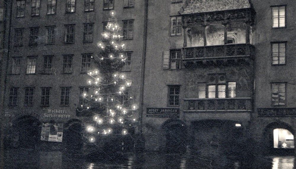 Seit 1934 findet sich in der Innsbrucker Altstadt vor dem Goldenen Dachl der große beleuchtete Weihnachtsbaum.