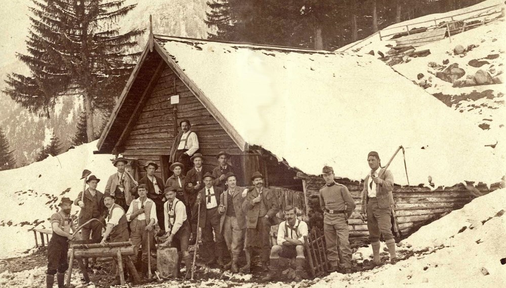 Die Alpine Gesellschaft die lustigen Glockenhofer wurde im April 1908 offiziell gegründet. Mitglieder der Glockenhofer vor der „Glockenhoferhütte“. Foto, undatiert.