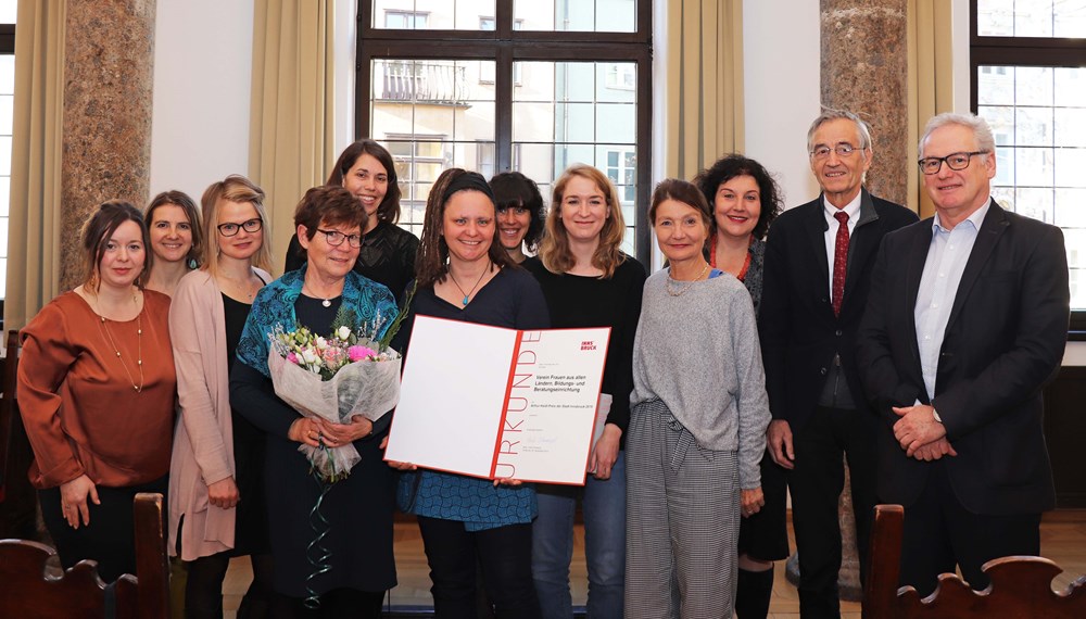 Die Vertreterinnen vom Verein "Frauen aus allen Ländern" nahmen den Arthur-Haidl-Preis 2019 von Jurymitglieder (v.r.) Magistratsdirektor Bernhard Holas, Rektor Tilmann Märk, Gemeinderätin Irene Heisz und Vizebürgermeisterin Uschi Schwarzl entgegen.