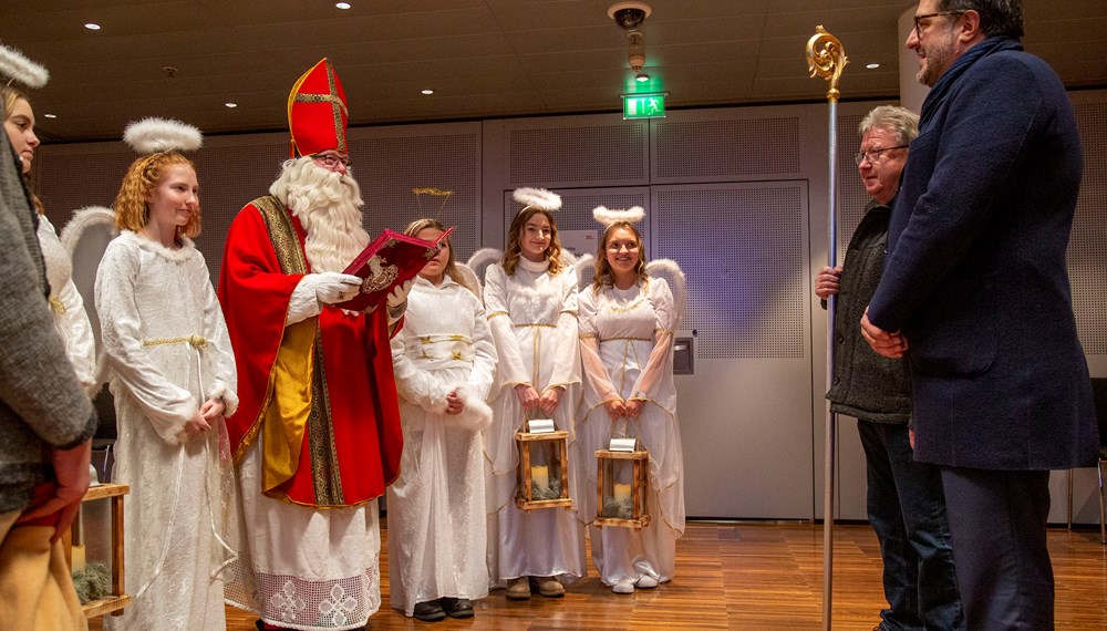 Traditionell besuchte der Amraser Nikolaus mit seinem Gefolge das Innsbrucker Rathaus, wo er von Vizebürgermeister Franz X. Gruber und Gemeinderat Franz Hitzl im Plenarsaal empfangen wurde. Aus seinem Buch las der Heilige Mann allerhand - zum Schmunzeln und zum Nachdenken - und bat darum, dem Gemeinderat bei der Sitzung am 12. Dezember die besten Grüße auszurichten.