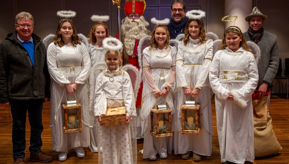 Traditionell besuchte der Amraser Nikolaus mit seinem Gefolge das Innsbrucker Rathaus, wo er von Vizebürgermeister Franz X. Gruber und Gemeinderat Franz Hitzl im Plenarsaal empfangen wurde. Aus seinem Buch las der Heilige Mann allerhand - zum Schmunzeln und zum Nachdenken - und bat darum, dem Gemeinderat bei der Sitzung am 12. Dezember die besten Grüße auszurichten.