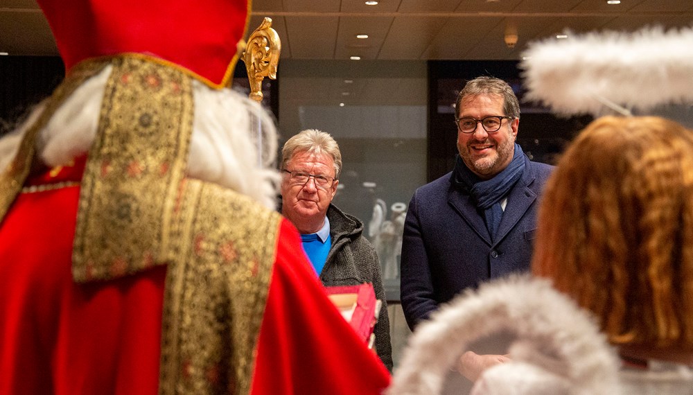 Traditionell besuchte der Amraser Nikolaus mit seinem Gefolge das Innsbrucker Rathaus, wo er von Vizebürgermeister Franz X. Gruber und Gemeinderat Franz Hitzl im Plenarsaal empfangen wurde. Aus seinem Buch las der Heilige Mann allerhand - zum Schmunzeln und zum Nachdenken - und bat darum, dem Gemeinderat bei der Sitzung am 12. Dezember die besten Grüße auszurichten.