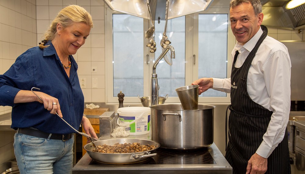 Bürgermeister Georg Willi und seine Frau Katharina kochten für die MitarbeiterInnen der Berufsfeuerwehr Innsbruck ein adventliches Mittagessen: Salat marinieren, Risotto zubereiten, Fleisch braten und die Köstlichkeiten anrichten. Geschmeckt hat es auch, wie die „Feuerwehrler" nach dem gemeinsamen Verzehr bestätigten.