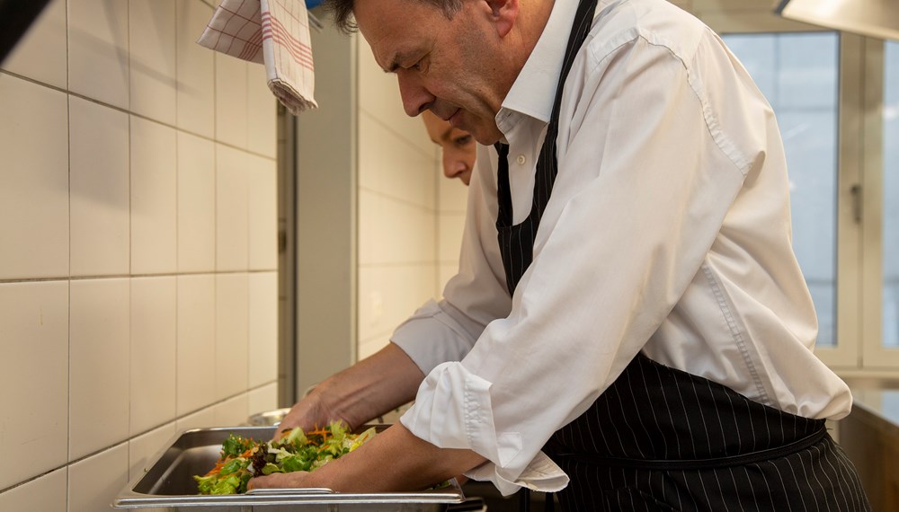 Bürgermeister Georg Willi und seine Frau Katharina kochten für die MitarbeiterInnen der Berufsfeuerwehr Innsbruck ein adventliches Mittagessen: Salat marinieren, Risotto zubereiten, Fleisch braten und die Köstlichkeiten anrichten. Geschmeckt hat es auch, wie die „Feuerwehrler" nach dem gemeinsamen Verzehr bestätigten.