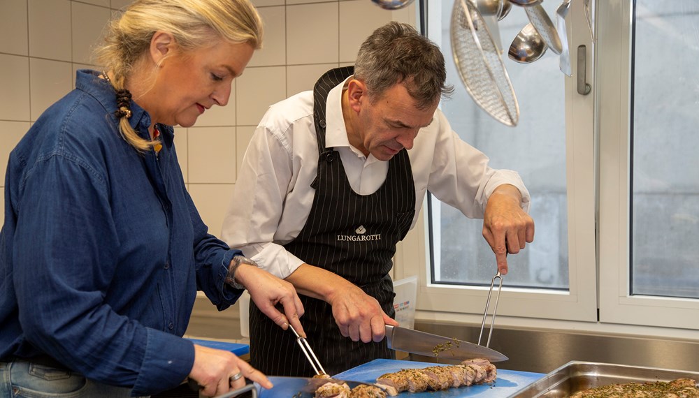 Bürgermeister Georg Willi und seine Frau Katharina kochten für die MitarbeiterInnen der Berufsfeuerwehr Innsbruck ein adventliches Mittagessen: Salat marinieren, Risotto zubereiten, Fleisch braten und die Köstlichkeiten anrichten. Geschmeckt hat es auch, wie die „Feuerwehrler" nach dem gemeinsamen Verzehr bestätigten.