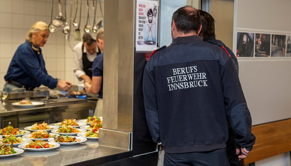 Bürgermeister Georg Willi und seine Frau Katharina kochten für die MitarbeiterInnen der Berufsfeuerwehr Innsbruck ein adventliches Mittagessen: Salat marinieren, Risotto zubereiten, Fleisch braten und die Köstlichkeiten anrichten. Geschmeckt hat es auch, wie die „Feuerwehrler" nach dem gemeinsamen Verzehr bestätigten.