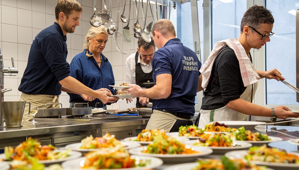 Bürgermeister Georg Willi und seine Frau Katharina kochten für die MitarbeiterInnen der Berufsfeuerwehr Innsbruck ein adventliches Mittagessen: Salat marinieren, Risotto zubereiten, Fleisch braten und die Köstlichkeiten anrichten. Geschmeckt hat es auch, wie die „Feuerwehrler" nach dem gemeinsamen Verzehr bestätigten.