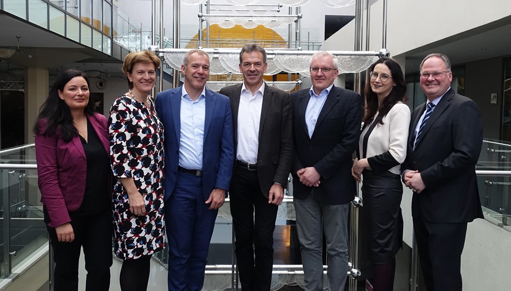 Hausherr Christian Mayerhofer (r.) begrüßte das CEMR2020-Organisationsteam – Katrin Heiss (Angelegenheiten der Städtepartnerschaften und internationale Beziehungen), Stadträtin Christine Oppitz-Plörer, RGRE-Generalsekretär Fréderic Vallier, Bürgermeister Georg Willi, Alexander Lesigang (Österreichischer Städtebund) sowie Amtsleiterin Miriam Sulaiman-Kröll (v. l.) – im Congress Innsbruck.