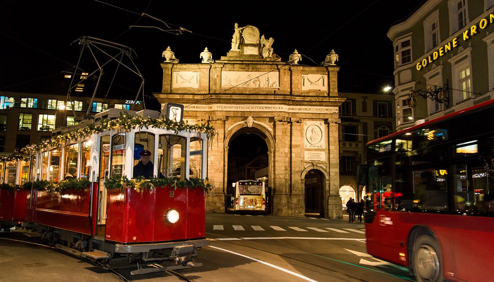 Die Weihnachtsbahn sorgt für ein nostalgisches Weihnachten und versetzt Passagiere zurück ins „alte” Innsbruck.