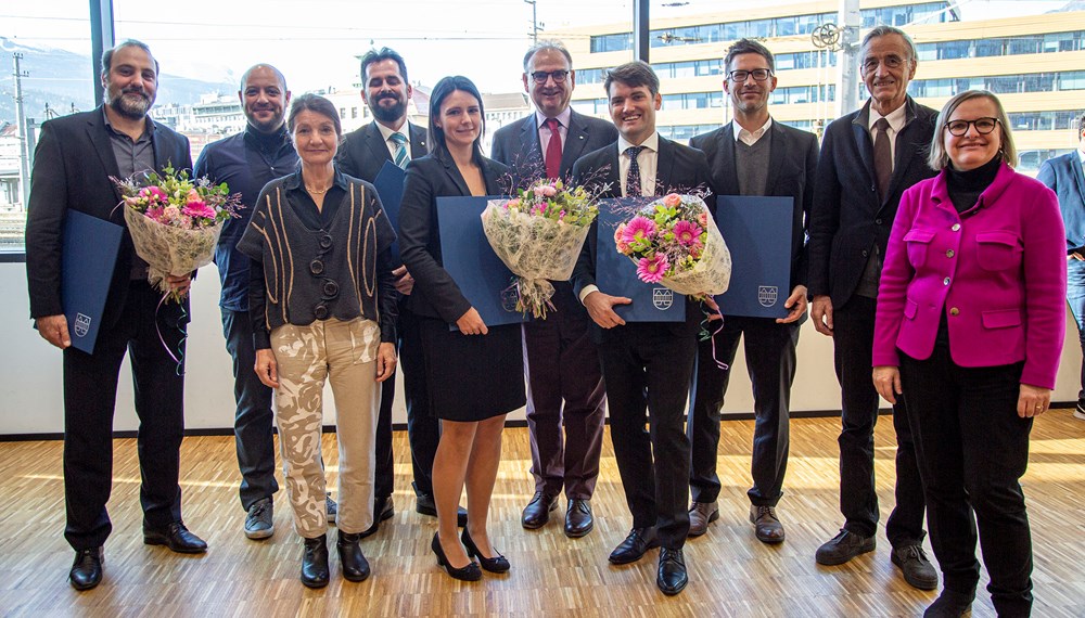 Ein Preis für die Wissenschaft: Vizebürgermeisterin Uschi Schwarzl (3.v.l.) gratulierte den sechs PreisträgerInnen der Leopold-Franzens-Universität Innsbruck und der Medizinischen Universität Innsbruck zu ihren Forschungsarbeiten.