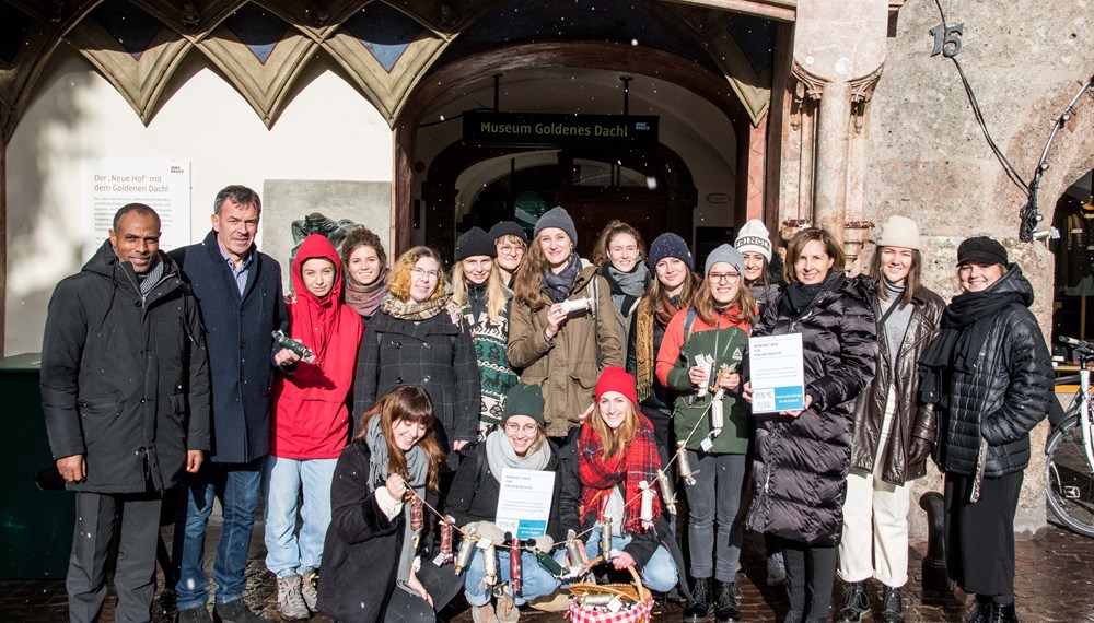 Die Projektgruppe „Bewusst.sein für Frauen*Rechte“ nutze den Tag der Menschenrechte, am 10. Dezember, um auf die Rechte von Frauen, die von Menschenhandel betroffen sind, aufmerksam zu machen.
In der Innsbrucker Altstadt wurden kleine Geschenkboxen mit Fallgeschichten und weiterführenden Informationen zum Thema Frauenhandel gemeinsam mit einem süßen Gruß an die Bevölkerung verteilt. Die Aktion wurde von Bürgermeister Georg Willi (2. v. l.) und Soziallandesrätin DI Gabriele Fischer (3. v. r.) unterstützt. Im Rahmen von persönlichen Gesprächen zum Thema Frauenhandel konnten mehrere hundert Personen erreicht werden.