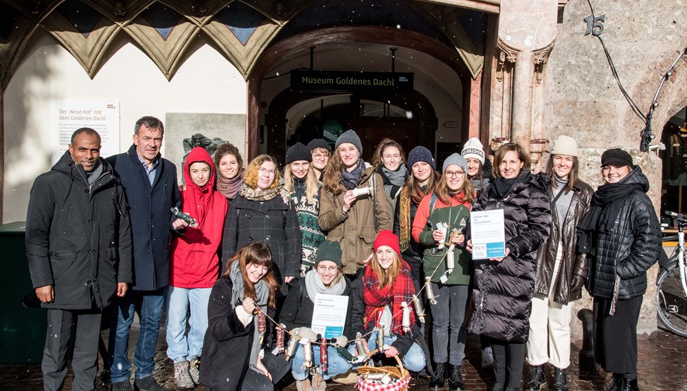 Die Projektgruppe „Bewusst.sein für Frauen*Rechte“ nutze den Tag der Menschenrechte, am 10. Dezember, um auf die Rechte von Frauen, die von Menschenhandel betroffen sind, aufmerksam zu machen.
In der Innsbrucker Altstadt wurden kleine Geschenkboxen mit Fallgeschichten und weiterführenden Informationen zum Thema Frauenhandel gemeinsam mit einem süßen Gruß an die Bevölkerung verteilt. Die Aktion wurde von Bürgermeister Georg Willi (2. v. l.) und Soziallandesrätin DI Gabriele Fischer (3. v. r.)  unterstützt. Im Rahmen von persönlichen Gesprächen zum Thema Frauenhandel konnten mehrere hundert Personen erreicht werden.