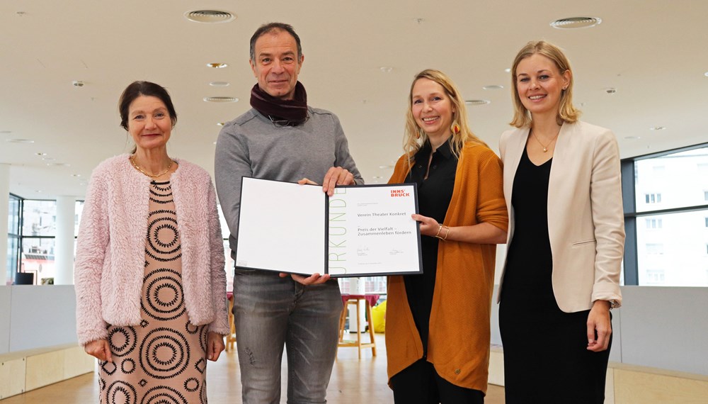 Vizebürgermeisterin Uschi Schwarzl (l.) überreichte gemeinsam mit Integrationsstadträtin Elisabeth Mayr (r.) den Preis der Vielfalt an Nik Neureiter und Iris Teyml für ihr Projekt „Theater Konkret”.