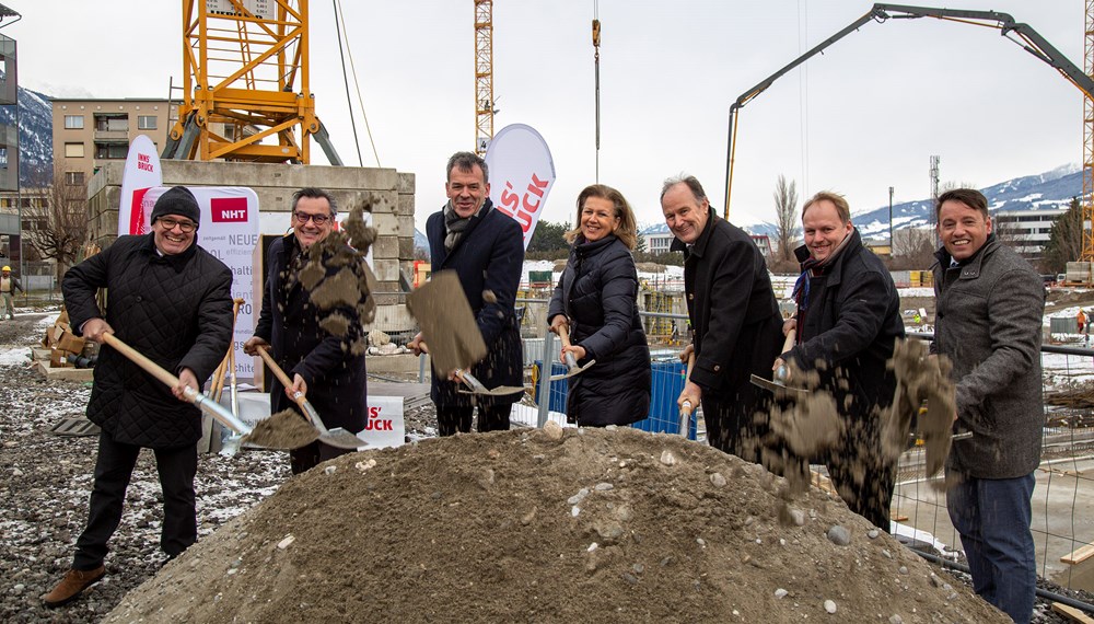 “Gemeinsames Großes leisten” war der Tenor bei der Spatenstichfeier zum Campagne-Areal in der Reichenau (v.l.): Markus Stoll (Aufsichtsrat IIG), Markus Pollo (NHT-GF), Bürgermeister Georg Willi, Landesrätin Patrizia Zoller-Frischauf, Franz Pegger (Aufsichtsrat-Vorsitzender IIG), Lucas Krackl (Aufsichtsrat NHT) und Franz Danler (IIG-GF).