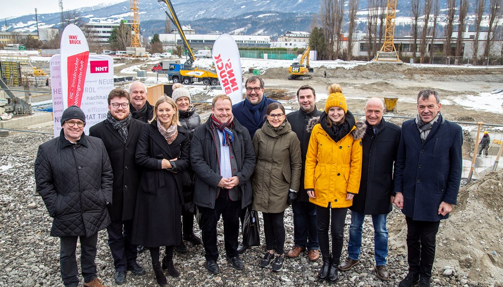 Viele der Innsbrucker GemeinderätInnen kamen zur Spatenstichfeier des Campagne-Areals in der Reichenau (v.l.): Markus Stoll, Benjamin Plach, Andreas Wanker, Elisabeth Mayr, Christine Oppitz-Plörer, Lucas Krackl, Franz X. Gruber, Brigitte Berchtold, Christoph Appler, Theresa Ringler, Kurt Wallasch und Bürgermeister Georg Willi.