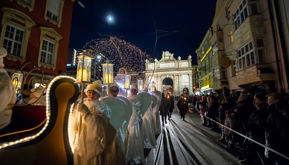 Gemeinsam mit Hirten, Engeln, Schafen und zahlreichen BesucherInnen zieht das Christkind durch die Straßen Innsbrucks.