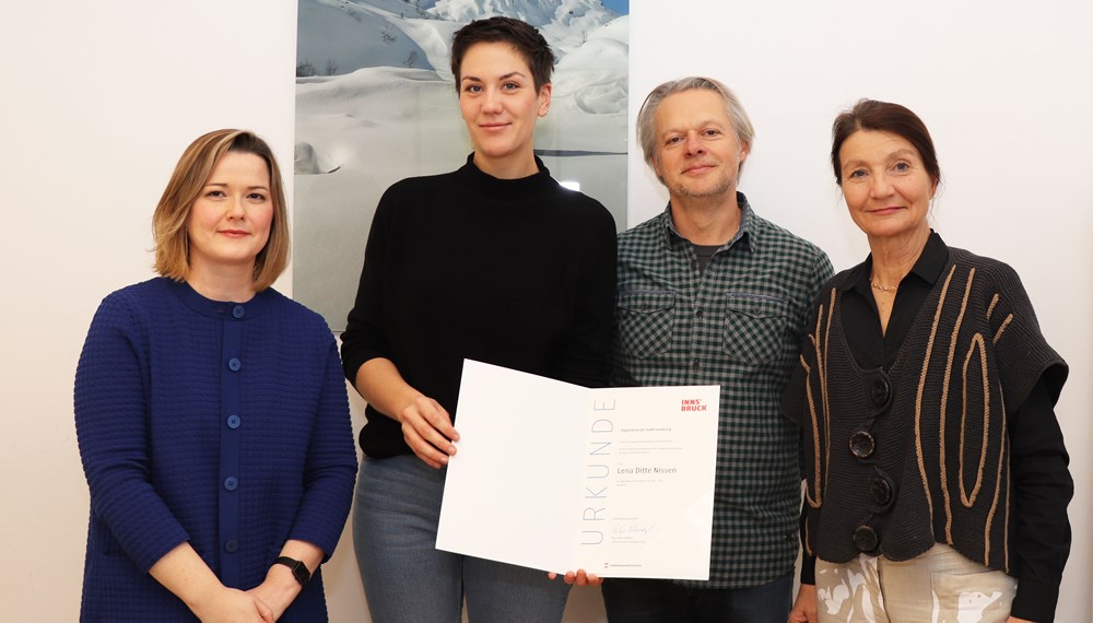 Am 6. Dezember überreichte Vizebürgermeisterin Uschi Schwarzl (r.) die Urkunde zum Fellowship Büchsenhausen-Stipendium an Lena Ditte Nissen (2.v.l.). Mit dabei waren Natalie Pedevilla, Leiterin des Referates Bildende Kunst und Kulturprojekte und Andrei Siclodi, Direktor des Künstlerhauses Büchsenhausen.