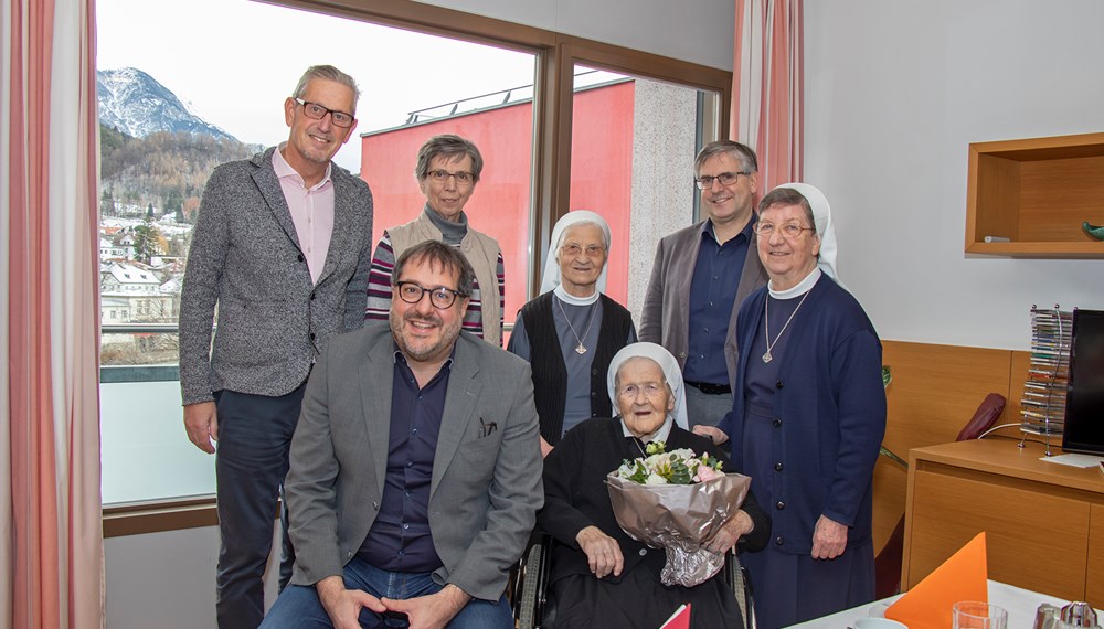 Vizebürgermeister Franz X. Gruber gratulierte Sr. Cäcilia im Beisein des (v. l. n. r.) Heim-Geschäftsführers Hermann Pertl, Generaloberin Sr. Pauline, Sr. Jolanda, Pflegedienstleiter Manfred Neurauter und Konventoberin Sr. Pia Regina zum 100. Geburtstag.