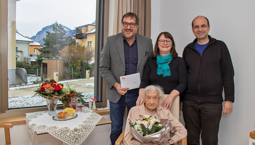 Freuten sich über den Besuch des Vizebürgermeisters anlässlich ihres 103. Geburtstags: Jubilarin Priska Lang und ihr Enkelsohn Markus Lang mit seiner Gattin Doris.