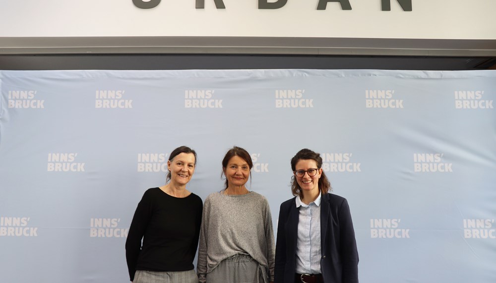Gemeinsam mit Maria-Luise Mayr (Leiterin Kulturamt; l.) und Rita Hebenstreit (Kulturentwicklung; r.) stellte Vizebürgermeisterin Uschi Schwarzl (M.) den Prozess zur kulturellen Stadtentwicklung vor.