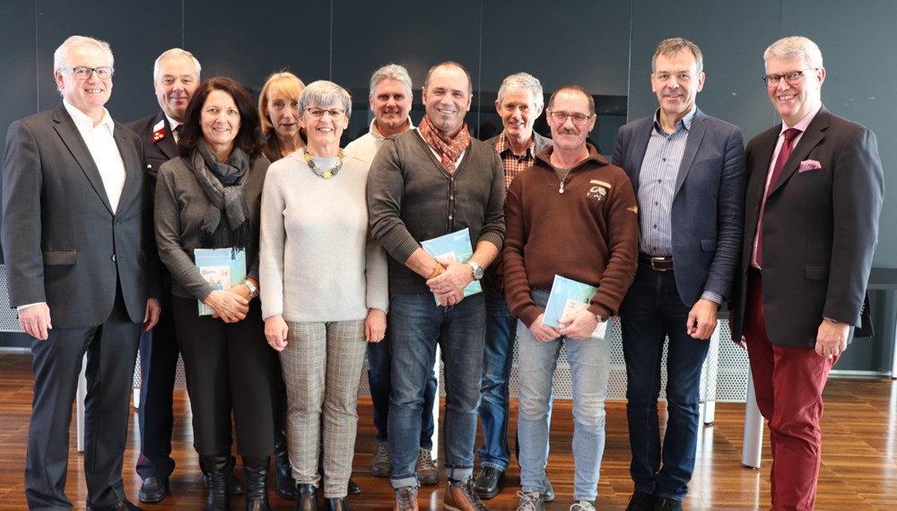 Bürgermeister Georg Willi (2.v.r.), Magistratsdirektor Bernhard Holas (1.v.l.) und Personalchef Ferdinand Neu (1.v.r.) ehrten langjährige MitarbeiterInnen für ihr Engagement.