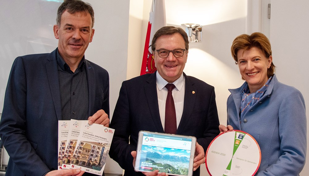 Landeshauptmann Günther Platter (M.), Bürgermeister Georg Willi und Stadträtin Christine Oppitz-Plörer informierten sich online über die Registrierung für den Kongress.