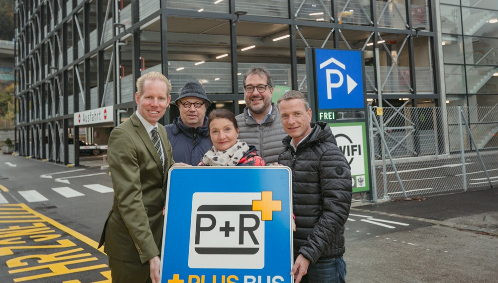 WIFI-Geschäftsführer Paul Vyskovksy, Peter Retter (Erschließungsgesellschaft Inn-West), Mobilitätsstadträtin Uschi Schwarzl, Vizebürgermeister Franz X. Gruber und Christoph Kaufmann (OSVI) freuen sich über den Ausbau des P&R-Angebots in der Landeshauptstadt.