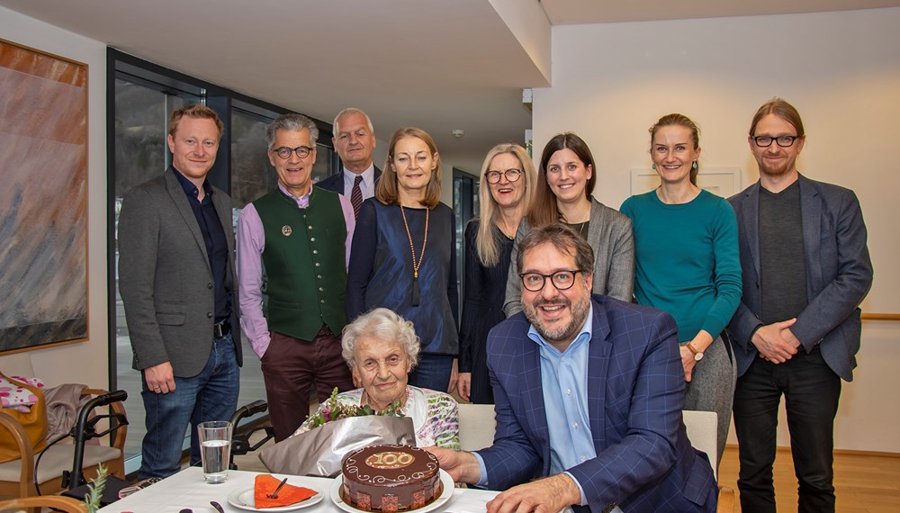 Freute sich über den Blumenstrauß und die Glückwünsche des Vizebürgermeisters Franz X. Gruber: Die 100-jährige Herma Steiner im Beisein ihrer Familie.