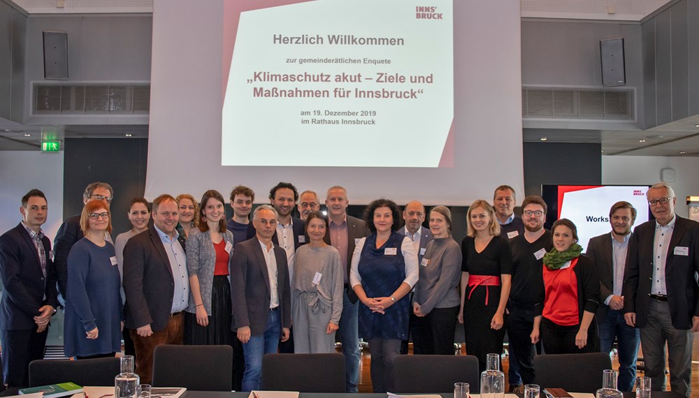 Die teilnehmenden GemeinderätInnen der Stadt Innsbruck mit den Vortragenden Helga Kromp-Kolb (7. v. r), Johann Stötter (8. v. r.) sowie Christof Drexel (9. v. l.) bei der Enquete zum Thema Klimaschutz akut.