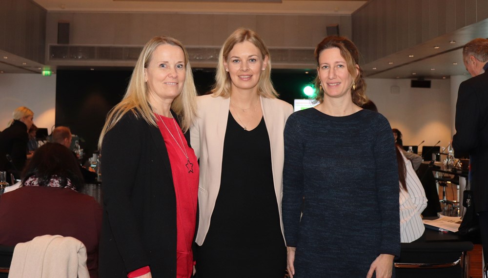 Stadträtin Elisabeth Mayr (Mitte) empfing die beiden Dolmetscherinnen für Gebärdenspräche, Claudia Bair (links) und Caroline Bergsleitner (rechts), die sich in der vergangenen Gemeinderatssitzung auf ihren ersten Einsatz am 29. Jänner 2020 vorbereiteten.