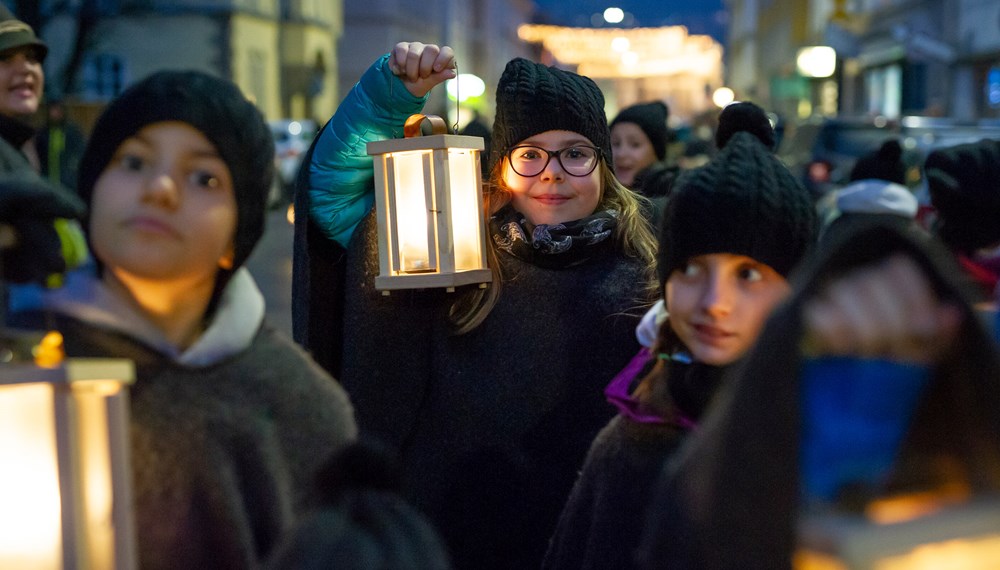 Glänzende Kinderaugen verfolgten das 16. Innsbrucker Christkindl auf seinem Weg durch die Landeshauptstadt. Mehr als 400 Schülerinnen und Schüler der städtischen Volksschulen wirkten als Hirten und Engel mit. Höhepunkt war das gemeinsame Singen am Platz vor dem Landestheater. Wir wünschen allen ein besinnliches Weihnachtsfest!