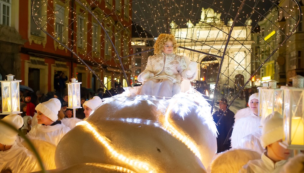 Glänzende Kinderaugen verfolgten das 16. Innsbrucker Christkindl auf seinem Weg durch die Landeshauptstadt. Mehr als 400 Schülerinnen und Schüler der städtischen Volksschulen wirkten als Hirten und Engel mit. Höhepunkt war das gemeinsame Singen am Platz vor dem Landestheater. Wir wünschen allen ein besinnliches Weihnachtsfest!