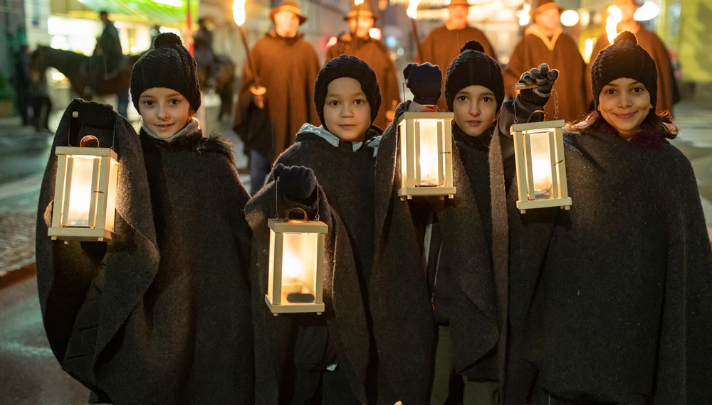 Glänzende Kinderaugen verfolgten das 16. Innsbrucker Christkindl auf seinem Weg durch die Landeshauptstadt. Mehr als 400 Schülerinnen und Schüler der städtischen Volksschulen wirkten als Hirten und Engel mit. Höhepunkt war das gemeinsame Singen am Platz vor dem Landestheater. Wir wünschen allen ein besinnliches Weihnachtsfest!