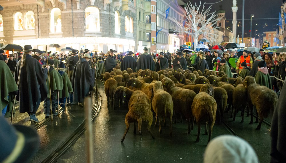 Glänzende Kinderaugen verfolgten das 16. Innsbrucker Christkindl auf seinem Weg durch die Landeshauptstadt. Mehr als 400 Schülerinnen und Schüler der städtischen Volksschulen wirkten als Hirten und Engel mit. Höhepunkt war das gemeinsame Singen am Platz vor dem Landestheater. Wir wünschen allen ein besinnliches Weihnachtsfest!