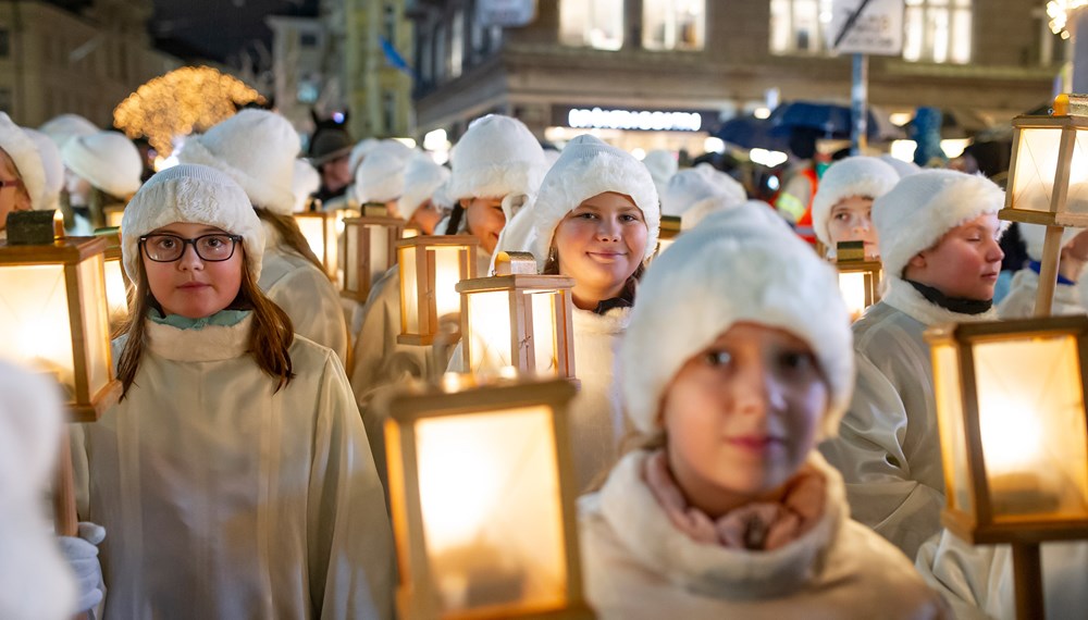 Glänzende Kinderaugen verfolgten das 16. Innsbrucker Christkindl auf seinem Weg durch die Landeshauptstadt. Mehr als 400 Schülerinnen und Schüler der städtischen Volksschulen wirkten als Hirten und Engel mit. Höhepunkt war das gemeinsame Singen am Platz vor dem Landestheater. Wir wünschen allen ein besinnliches Weihnachtsfest!