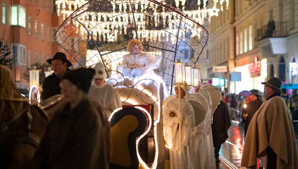 Glänzende Kinderaugen verfolgten das 16. Innsbrucker Christkindl auf seinem Weg durch die Landeshauptstadt. Mehr als 400 Schülerinnen und Schüler der städtischen Volksschulen wirkten als Hirten und Engel mit. Höhepunkt war das gemeinsame Singen am Platz vor dem Landestheater. Wir wünschen allen ein besinnliches Weihnachtsfest!