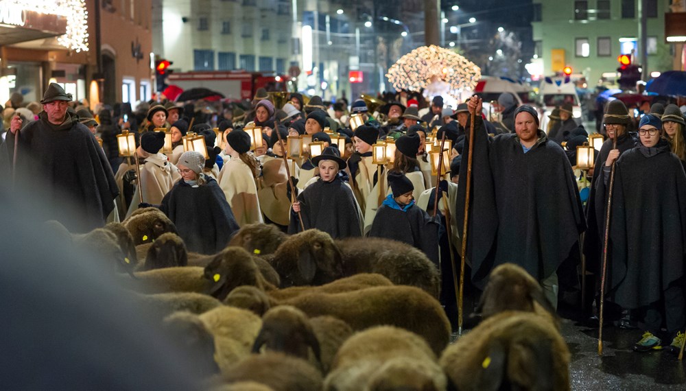 Glänzende Kinderaugen verfolgten das 16. Innsbrucker Christkindl auf seinem Weg durch die Landeshauptstadt. Mehr als 400 Schülerinnen und Schüler der städtischen Volksschulen wirkten als Hirten und Engel mit. Höhepunkt war das gemeinsame Singen am Platz vor dem Landestheater. Wir wünschen allen ein besinnliches Weihnachtsfest!