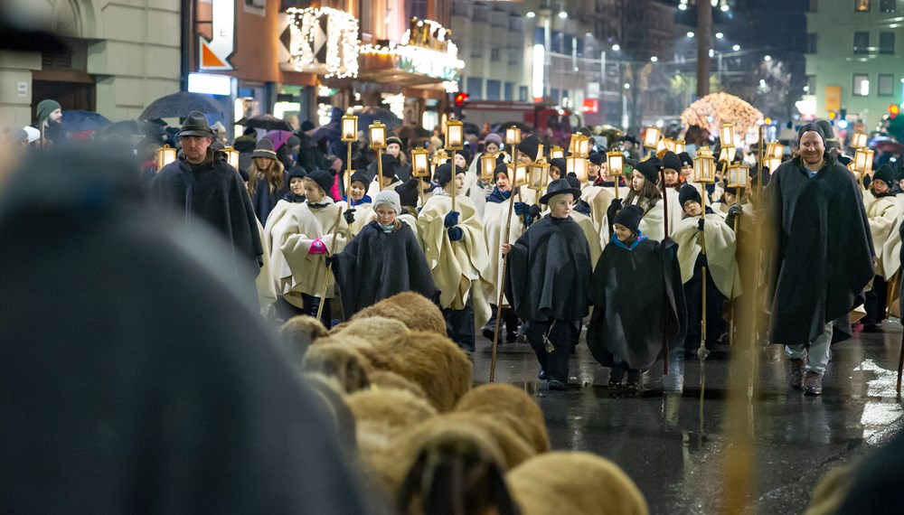 Glänzende Kinderaugen verfolgten das 16. Innsbrucker Christkindl auf seinem Weg durch die Landeshauptstadt. Mehr als 400 Schülerinnen und Schüler der städtischen Volksschulen wirkten als Hirten und Engel mit. Höhepunkt war das gemeinsame Singen am Platz vor dem Landestheater. Wir wünschen allen ein besinnliches Weihnachtsfest!