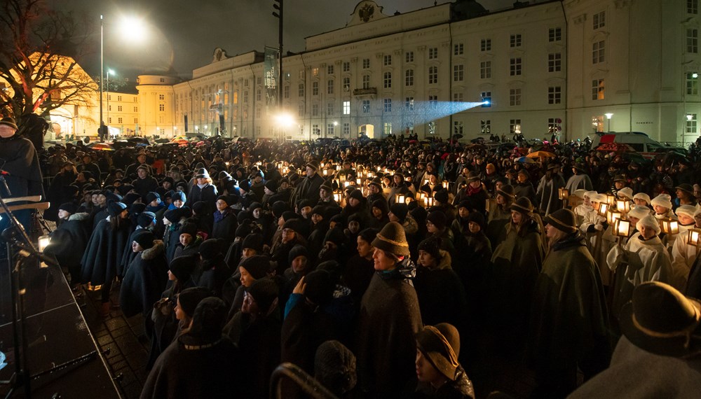 Glänzende Kinderaugen verfolgten das 16. Innsbrucker Christkindl auf seinem Weg durch die Landeshauptstadt. Mehr als 400 Schülerinnen und Schüler der städtischen Volksschulen wirkten als Hirten und Engel mit. Höhepunkt war das gemeinsame Singen am Platz vor dem Landestheater. Wir wünschen allen ein besinnliches Weihnachtsfest!