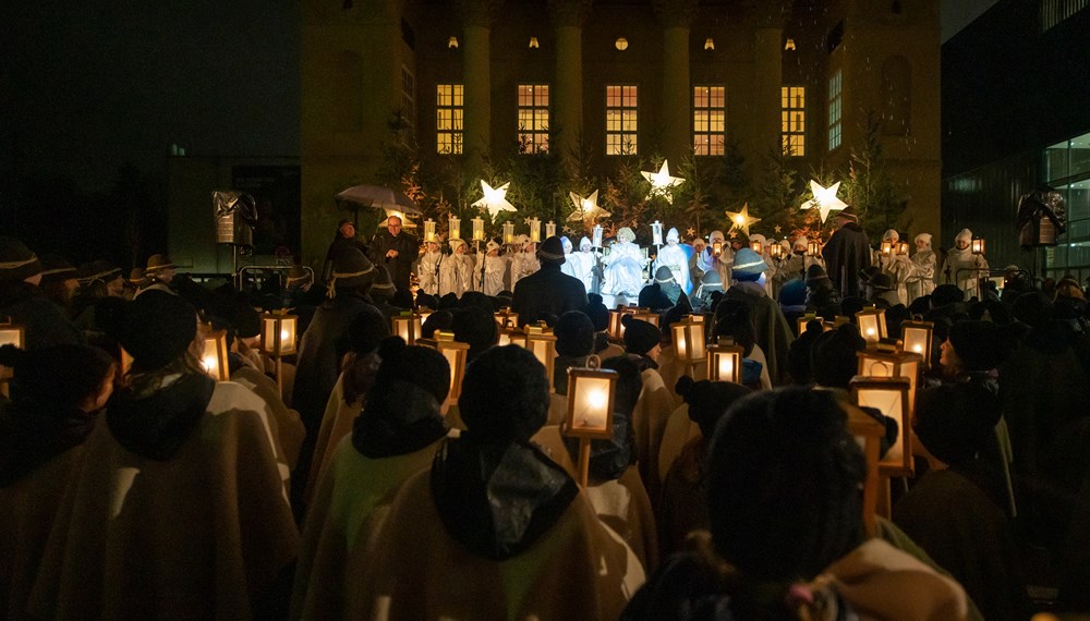 Glänzende Kinderaugen verfolgten das 16. Innsbrucker Christkindl auf seinem Weg durch die Landeshauptstadt. Mehr als 400 Schülerinnen und Schüler der städtischen Volksschulen wirkten als Hirten und Engel mit. Höhepunkt war das gemeinsame Singen am Platz vor dem Landestheater. Wir wünschen allen ein besinnliches Weihnachtsfest!