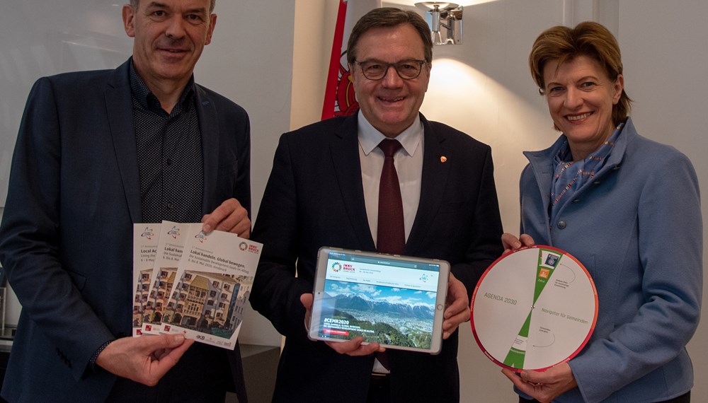 Landeshauptmann Günther Platter (M.), Bürgermeister Georg Willi und Stadträtin Christine Oppitz-Plörer waren
die ersten, die sich online für den Kongress registriert haben.