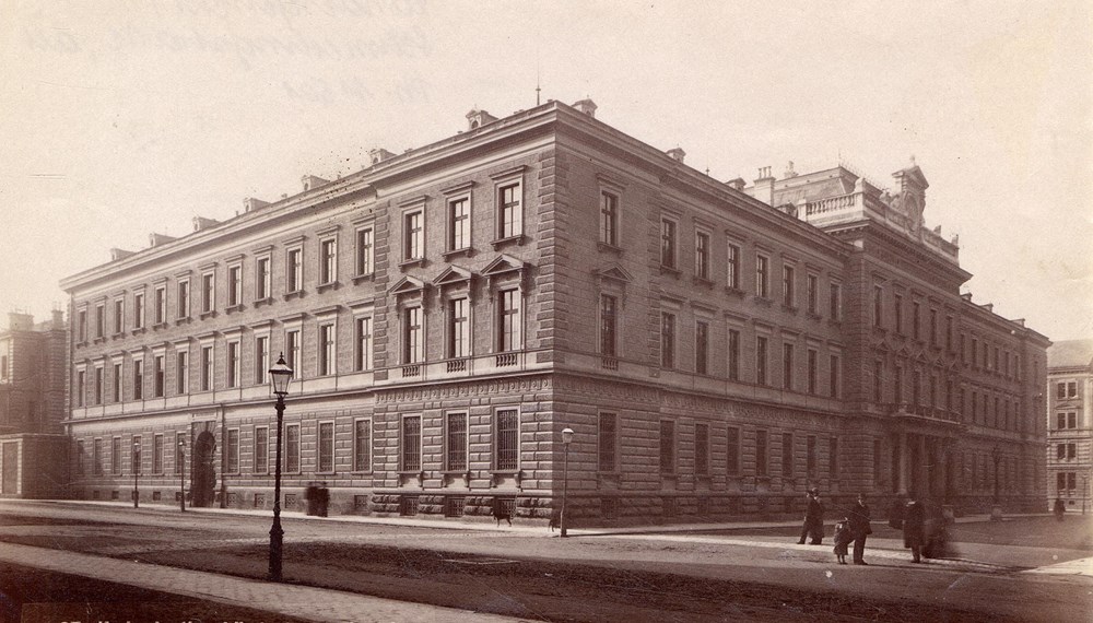 Das Jusitzgebäude in der Schmerlingstraße: Das direkt angeschlossene Gefangenenhaus – im Volksmund scherzhaft „Schmerlinger Alm“ genannt – ist links im Bild zu erkennen