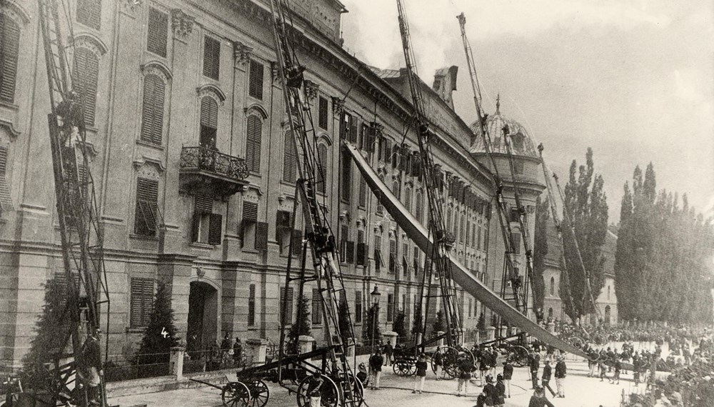 Hier sind die Innsbrucker Feuerwehrmänner bei einer Einsatzübung im Herbst 1919 zu sehen.