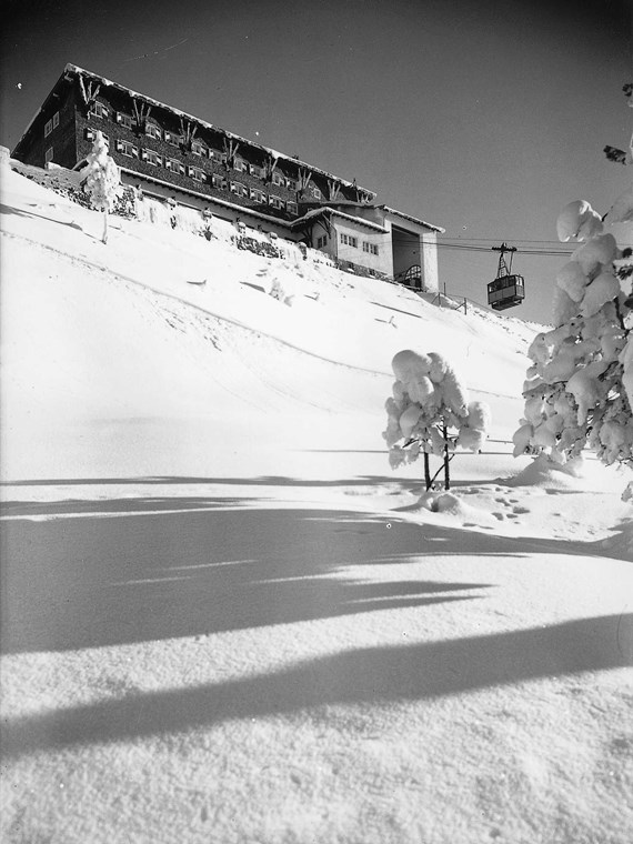 Die Bergstation der Patscherkofelbahn, welche vom Architekten Hans Feßler geplant wurde, im Winter 1928.