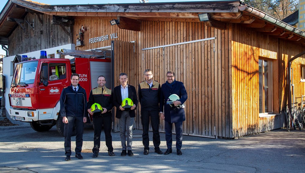 Freuen sich über den Ausbau der Gerätehalle (v. l.): Branddirektor Helmut Hager, Kommandant Martin Rofner, Bürgermeister Georg Willi, Bezirks-Feuerwehrkommandant Albert Pfeifhofer und Vizebürgermeister Franz X. Gruber. Der Zubau wird in Richtung des Kirchenvorplatzes errichtet (rechte Bildseite).