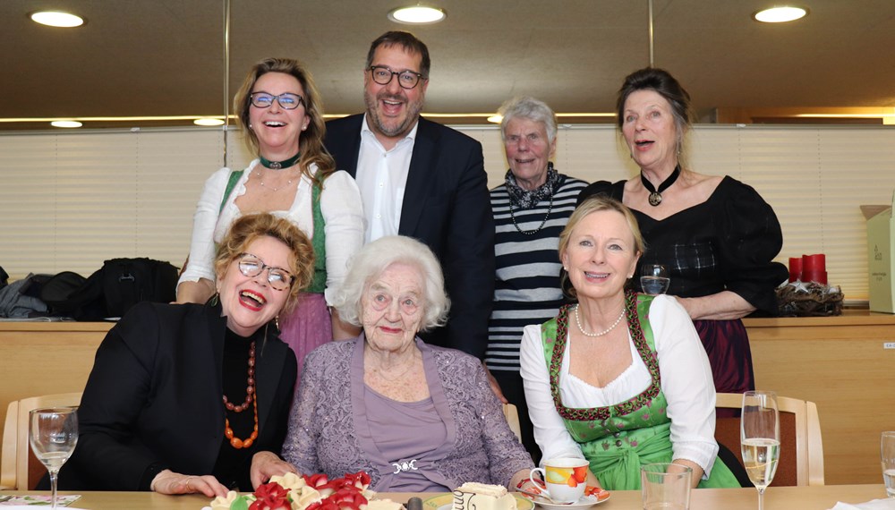 In großer Runde und gemeinsam mit ihren fünf Töchtern feierte Else Didusch (M.) ihren 100. Geburtstag, zu dem Vizebürgermeister Franz X. Gruber herzlich gratulierte.