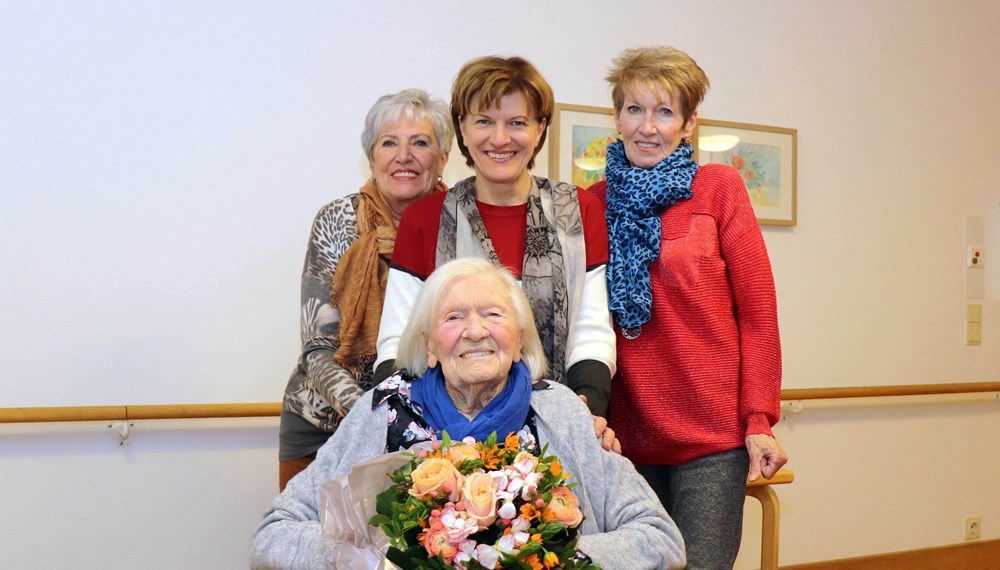 In gemütlichem Kreis feierte Maria Schwandtner gemeinsam mit ihren Töchtern und Stadträtin Christine Oppitz-Plörer (M.) ihren 105. Geburtstag.