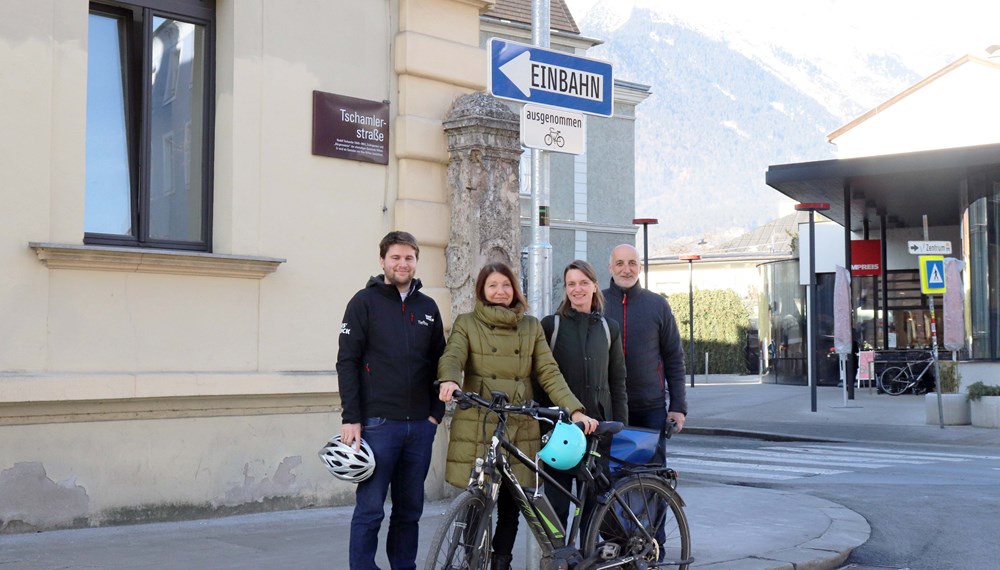 Freuen sich über den wichtigen Lückenschluss (v.l.): Manuel Oberländer (Amt für Tiefbau), Vizebürgermeisterin Uschi Schwarzl sowie Teresa Kallsperger und Christian Schoder (Fuß- und Radkoordination)
