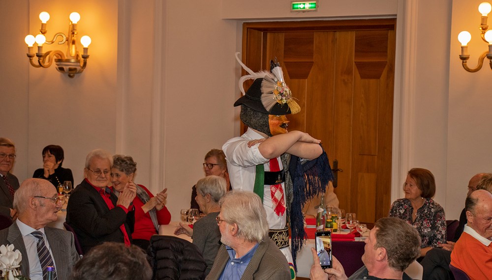 Hochzeitsjubiläen gehören gefeiert, besonders wenn zwei Menschen seit 50, 60 oder mehr Jahren Seite an Seite durchs Leben gehen. Aus diesem Grund lädt die Stadt traditionell Innsbrucker Ehepaare zu einer Hochzeitsjubiläumsfeier in die Ursulinensäle ein. Bürgermeister Georg Willi freut sich über die vielen fröhlichen Gesichter im Saal. „Das Leben eine so lange Zeit mit einem Partner zu verbringen ist einerseits schön, andererseits aber auch eine Aufgabe und Herausforderung. Ich gratuliere Ihnen herzlich zu ihren langen Ehen und möchte Ihnen in diesem Zuge meine Hochachtung aussprechen.“ Gleich zu Beginn der Ehrung hatten die Höttinger Jungmuller ihren großen Auftritt. Sie eroberten die Herzen der JubilarInnen auf Anhieb, und zeigten, dass das alte Faschingsbrauchtum in Hötting in aller Munde ist.